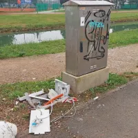 Vandali s petardami raznesli tudi betonske &ldquo;panetone&rdquo;