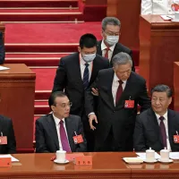 Napetosti v jugovzhodni Aziji je poslabšal obisk predstavnice 
ameriškega kongresa Nancy Pelosi na Tajvanu,  ki ga LR Kitajska  
obravnava kot svojo provinco. Xi Jinping je utrdil liderstvo na čelu 
Kitajske komunistične partije, njegovega predhodnika Hu Jintaa 
pa  so morali pospremiti iz dvorane.