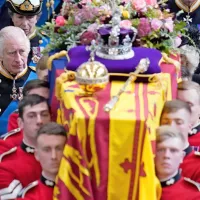 8. septembra se je v 97. letu starosti za vedno poslovila britanska 
kraljica Elizabeta II,  monarhinja z najdaljšim stažem v britanski 
zgodovini. Nasledil jo je  Karl III. (levo). Veliko Britanijo je  pestilo 
tudi izjemno pestro notranjepolitično dogajanje, saj so kar 
dvakrat zamenjali premierja.    
