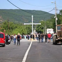 Leto 2022 je bilo pestro na Balkanu. Kosovske oblasti so konec 
decembra zaprle največji mejni prehod s Srbijo Merdare, potem ko 
so ga protestniki s srbske strani blokirali v znak podpore 
kosovskim Srbom.    