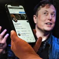 Prvi mož Tesle in eden najbogatejših zemljanov Elon Musk je 
oktobra vendarle prevzel vodenje družbenega omrežja Twitter. 
Njegovemu prevzetju so sledila številna odpuščanja in zaprtja 
mnogih računov.  