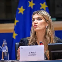 Evropsko unijo je konec leta pretresel eden največjih korupcijskih 
škandalov v zgodovini parlamenta, v katerega je vpletena tudi 
zdaj že nekdanja podpredsednica Evropskega parlamenta Eva 
Kaili in v katerem naj bi se Maroko in Katar vmešavala v  odločitve 
Evropskega parlamenta.    