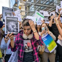 V Iranu že od 16. septembra potekajo protesti, potem ko je v 
priporu umrla mlada iranska Kurdinja Mahsa Amini, ki jo je zaprla 
moralna policija zaradi kršenja strogih pravil oblačenja.