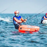 Eden od slovenskih adutov za olimpijsko odličje na igrah v Parizu 
prihodnje leto bo Koprčan Toni Vodišek, ki v olimpijskem jadralnem razredu kajtanju blesti v članski konkurenci. Lani je  v prvi 
polovici oktobra navdušil z naslovoma evropskega in nato še 
svetovnega prvaka v olimpijski disciplini formula kite.  



