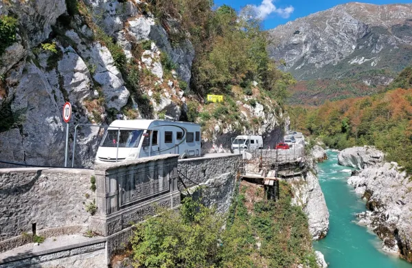 Konec oktobra so začeli prenovo še zadnjega, najbolj zahtevnega dela odseka ceste v kobariških klancih, ki vodi 
proti Bovcu. Pod Tonovcovim gradom gradijo viadukt, zaradi česar bo promet še nekaj mesecev oviran. 