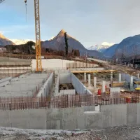 Največja naložba v Bovcu je gradnja športne dvorane, stala bo devet milijonov in bo s podhodom povezana 
z osnovno šolo.  V Bovcu so  navdušeni tudi zaradi atraktivnega videza,  dvorana pa bo ne bo ponujala le 
prostora za telovadbo za šolarje, ampak  med drugim vse za priprave vrhunskih športnikov. 