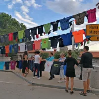 V   Kostanjevici na Krasu so  se domačini na izviren način zahvalili gasilcem in vsem, ki so pomagali pri  
julijskem požaru. Po odmevni akciji na facebooku so prejeli majice sodelujočih,  ki so prišle iz vse Slovenije  
in tudi iz tujine, in jih, presenečeni, koliko jih je,  obesili sredi vasi.