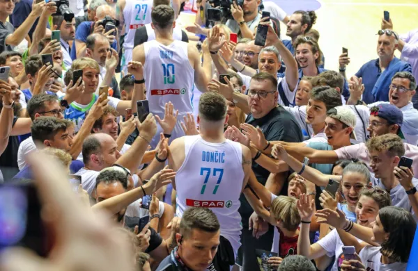 Luka Dončić je navduševal tudi na  na pripravljalni tekmi Italije in 
Slovenije v Trstu. Izrazi na obrazih navijačev povedo vse o 
priljubljenosti slovenskega košarkarskega zvezdnika, ki pa reprezentance na septembrskem evropskem prvenstvu  ni popeljal 
do odličja. Zadnje čase znova blesti v ligi NBA.
