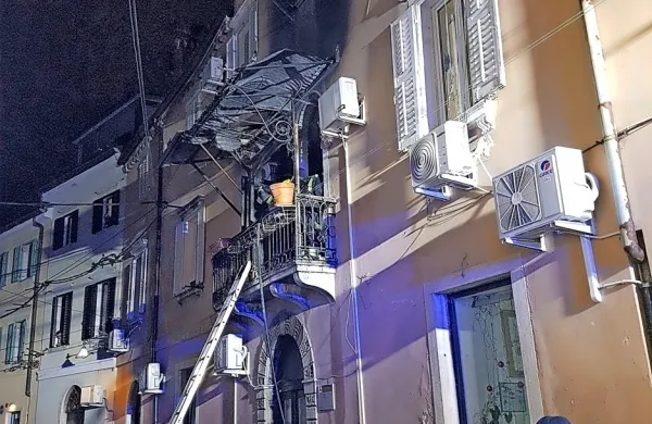 Požar je uničil predmete na balkonu, nadstrešek nad njim, 
balkonska vrata in skoraj zajel tudi stanovanje.
