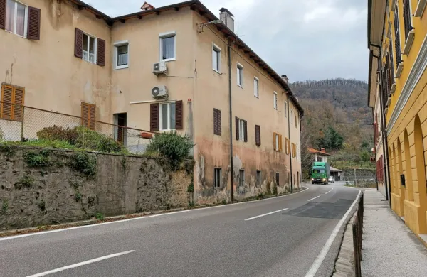 Gradbinci bodo porušili hišo (levo) ob regionalki, cesto bodo v tem 
delu razširili in jo med križiščem in bencinskim servisom prenovili.  