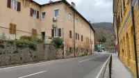 Gradbinci bodo porušili hišo (levo) ob regionalki, cesto bodo v tem 
delu razširili in jo med križiščem in bencinskim servisom prenovili.  