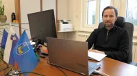 Gregor Kovačič je zaradi obveznosti do bivšega delodajalca, 
Univerze na Primorskem, do 31. decembra župansko funkcijo 
opravljal nepoklicno. Od 1. januarja pa je  poklicni župan.