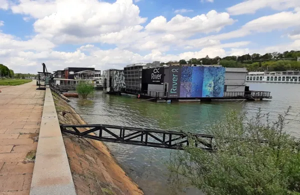 Rečni splavi so v Beogradu priljubljena prizorišča nočnih zabav.