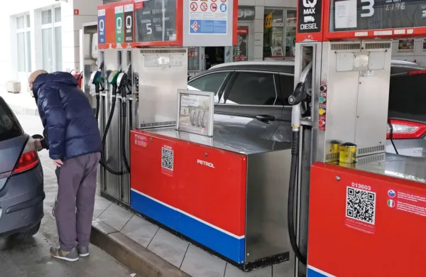 Na Hrvaškem veljajo od danes višje cene pogonskih goriv, Petrol je 
po vladni uredbi uskladil tudi svoje.