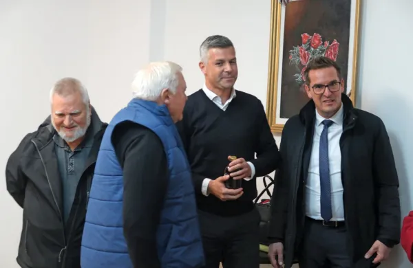 Evropski poslanec (SD) Matjaž Nemec (drugi z desne) je v Novi 
Gorici danes odprl poslansko pisarno.