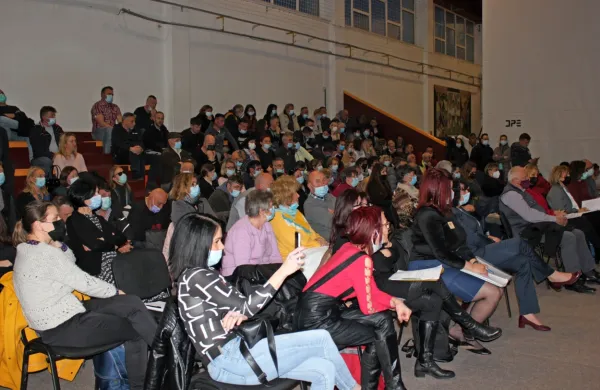 

V Domu na Krasu so pri izvajanju zgodovinskega projekta deinstitucionalizacije naleteli na ostra 
nasprotovanja dela krajanov Divače, ki stanovalcev doma ne bi želeli imeti za sosede ali sokrajane. Dom na 
Krasu je  kupil oziroma zgradil štiri nepremičnine, kar pa je po mnenju nekaterih Divačanov (na fotografiji 
krajani, zbrani na predstavitvi projekta) preveč, saj da kraj tolikšnega števila osebe s težavami v duševnem 
kraju menda “ne prenese”. 

