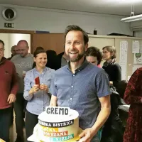 Na lokalnih volitvah so volilke in volilci odločili, da si tako ilirskobistriška kot sežanska občina zaslužita boljše vodstvo. Nekdanji  sežanski župan 
David Škabar, eden največjih poražencev lokalnih volitev na Primorskem, se je moral posloviti že po prvem mandatu in po prvem krogu. Nov 
župan je postal Andrej Sila (desno). Tudi v Ilirski Bistrici so z izvolitvijo Gregorja Kovačiča (levo) in hkratno temeljito prevetritvijo občinskega 
sveta odločili, da je po treh mandatih Emila Rojca čas za drugačno smer. 



