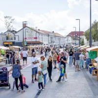 Postojnska občina je lani zaključila pomemben projekt prenove Tržaške ceste,  glavne  ulice v mestnem jedru. Ob uradnem odprtju so jo napolnile 
stojnice, pestro dogajanje in vrvež obiskovalcev (na fotografiji). Čeprav po prenovi ulica ostaja odprta za promet, morajo imeti na njej prednost 
pešci in kolesarji, so odločni na občini. Kako bo v novi podobi glavna ulica v mestnem jedru zaživela, pa bo odvisno predvsem od domačinov. 
Le njihov obisk bo omogočil tudi ohranitev in razvoj kakovostne in raznolike ponudbe.