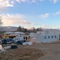 V Orehku pri Postojni je, z zamikom in po nemalo zapletih, vendarle 
zraslo začasno delavsko naselje, v katerem  je svoje delavce namestilo 
turiško podjetje Yapi Merkezi, ki sodeluje pri gradnji drugega tira med 
Koprom in Divačo. Podjetje je gradbeno dovoljenje pridobilo “za 
nazaj”, po tem, ko je gradbena inšpekcija ugotovila, da gre za črno 
gradnjo. V naselju trenutno prebiva dobrih 400 ljudi.

