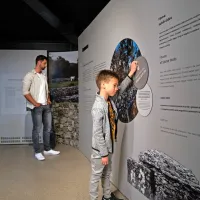 

Štanjel, kulturni in turistični biser Krasa, je od lani bogatejši za Muzej 
grad Štanjel in izkustveno razstavo Narava in človek na Krasu (na 
fotografiji).  V Štanjelu so se lani  razveselili tudi odločitve ministrstva za 
kulturo, s katero je podprlo projekt dokončanja prenove gradu Štanjel,  
v divaški občini pa odobritve projekta prenove mitnice  v Senožečah, s 
čimer bo Kras postal še pomembnejša kulturna destinacija.


