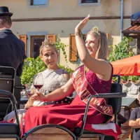 Četudi z nekoliko skromnejšo udeležbo kot običajno je bila po dveh 
letih premora vrnitev Praznika terana in pršuta v Dutovlje prava 
prireditvena osvežitev, tako za Kraševce kot za obiskovalce. Toliko bolj, 
ker je lani praznik obeležil svojo 50. obletnico. Ob jubileju so 
predstavili tudi dokumentarni filma En Kras, en praznik.

