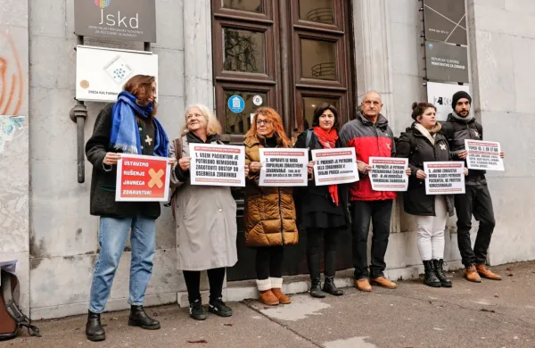 Civilna iniciativa Glas ljudstva je ministrstvu za zdravje predala 
stavkovne zahteve bolnikov. 