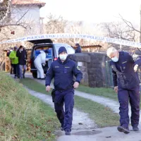 V začetku lanskega leta je Novogoričane pretresel umor pod 
Kapelo, kjer so našli truplo 26-letnega Solkanca. Zanj  je bil usoden 
eden od vbodov z nožem; krvnika še niso prijeli, večina sledi vodi 
v sosednjo Italijo. 