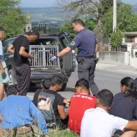 Policisti koprske  policijske uprave  so  imeli  v lanskem letu veliko 
dela  z  ilegalnimi migranti  in   njihovimi  prevozniki oziroma  vodiči. 
Število  ustavljenih  migrantov  se  je  lani  povečalo  za več  kot  za  
trikrat.   Migracijski  tok  se  je  z  Bistriškega  preusmeril  v  Istro, zlasti  
v  zaledje  Kopra. 