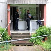 Konec maja se je v bloku na Markovem hribu nad Koprom zgodil zločin, ki verjetno ne bo nikoli povsem 
pojasnjen. Po mirnem vikendu pri 79-letnem očetu sta se hčerka in  njen  fant  že  poslovila, ko je oče s pištolo  
ustrelil 28-letno hčerko, nato pa sodil še  sebi. Hčerki so v bolnišnici rešili življenje, oče je umrl na kraju.