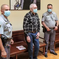 Koprski višji sodniki so lani že drugič odločali o usodi Dragana 
Kukanje, ki je v noči na 4. september 2018  v Črničah  pretepal svojo 
91-letno mamo ter jo zadavil.  Kukanji so za uboj mame izrekli 
deset let zapora, za hudo poškodbo pa še dve. 



 