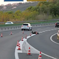 Na  območju  koprske  policijske  uprave  se  je  lani  zgodilo  devet  tragičnih    nesreč,  v  dveh  sta  ugasnili  življenji 
motoristov,  eden  je umrl  na    hitri  cesti  proti  Škofijam. Sredi maja pa  je na  Goriškem,  na    cesti med Plavami 
in Novo Gorico ugasnilo življenje  motorista,  vanj je  z  avtom  trčil  voznik,  ki je  nepravilno  prehiteval.  