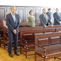  Idrijčan Stojan Petrič, predsednik sosveta koncerna Kolektor in 
lastnik časopisne hiše Delo, je bil konec maja s štirimi soobtoženimi na novogoriškem sodišču oproščen  zlorabe položaja  pri 
prevzemu podjetja Etra 33 leta 2010. 

