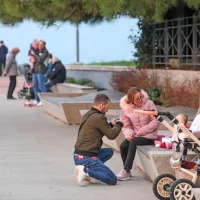 Sprehajalci ob morju so minule dni uživali v toplem vremenu, toda 
temperature so za ta čas previsoke. 