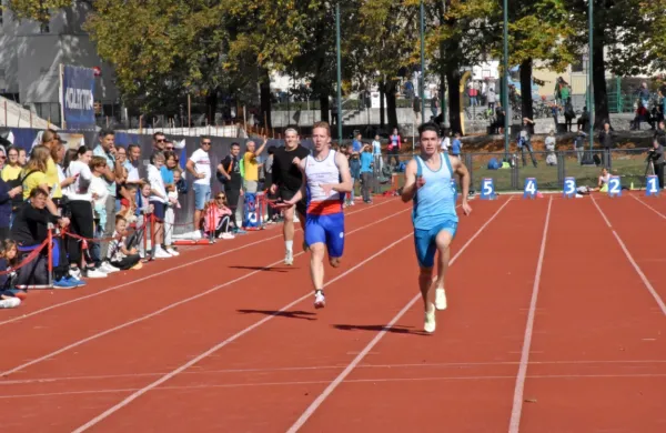 Andrej Skočir (desno) je sedmi Slovenec v močni sprinterski 
konkurenci na 100 in 200 metrov. 