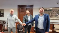 Župana občin Sežana in Komen, Andrej Sila (v sredini) in Erik 
Modic (levo) sta z direktorjem Komunale Sežana Andrejem Prunkom podpisala 3,8 milijona evrov vredno pogodbo za izgradnjo 
kolesarske povezave med Sežano in Komnom.