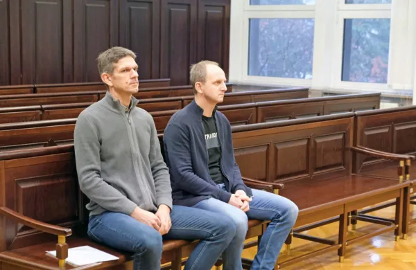 Primorca Vili Batič in Boris Hočevar sta priznala krivdo za 
malomarno ravnanje pri priklopu naprav na novi šempetrski 
urgenci. 