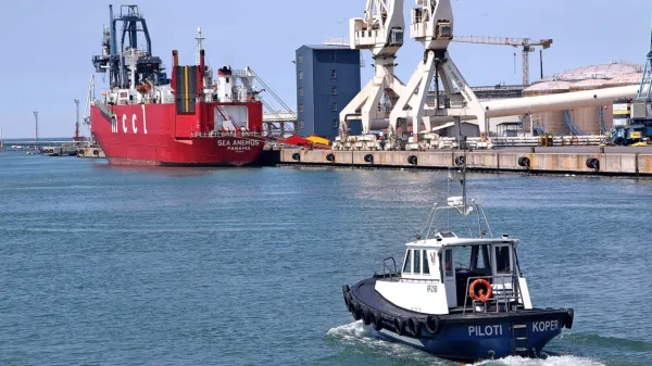 Do sredine leta 2020 je pilotažo v koprskem pristanišču opravljala zasebna družba Piloti,  odtlej pa to opravlja podjetje v državni lasti Koprska 
pristaniška pilotaža (Kopp). Ta je prevzela del zaposlenih, ne pa vseh in nekateri so se  zato odločili za tožbo.  