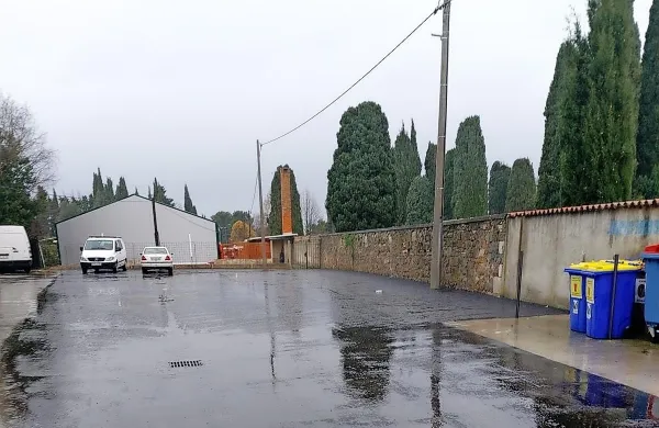 Asfaltirali parkiri&scaron;če med stadionskimi tribunami in pokopali&scaron;čem