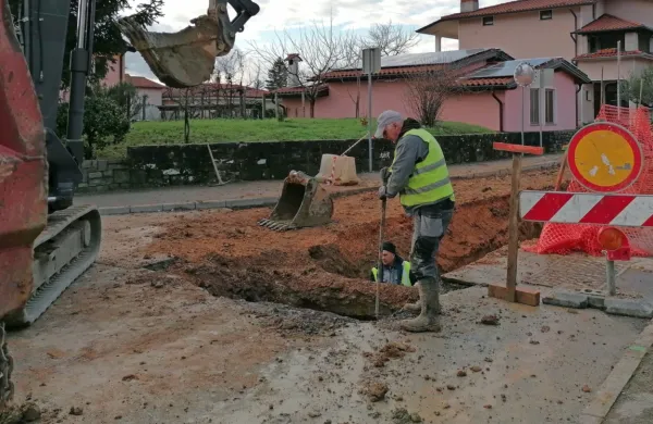 V ožini pred centrom Renč zaključujejo z urejanjem kanalizacije, v 
prihodnjih dneh bodo gradili priključke.