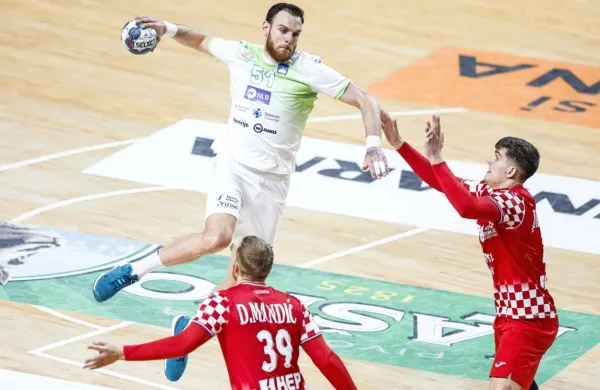 Kot kaže, bo   Borut Mačkovšek (z žogo) tudi na svetovnem 
prvenstvu eden ključnih členov v obrambi in napadu slovenske 
reprezentance.   
