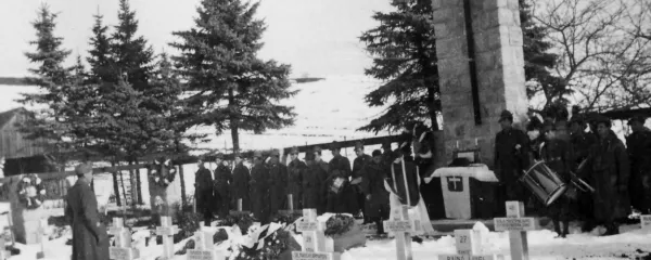 Pokopališče italijanskih vojakov med 2. svetovno vojno v Novem mestu (Ločna - Mačkovec). Fotografija je iz zapuščine Antona 
Cizare iz Vipave.