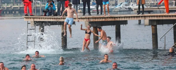 V mestu rož je v morje skočilo 445 kopalcev iz enajstih držav.