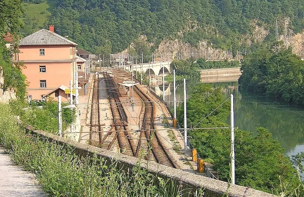Na železniški postaji v Zidanem mostu se je okoli 1.30 ure prevrnil 
tovorni vagon.