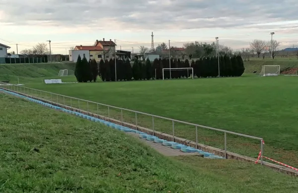 Tribuna v Biljah je dotrajana, predvsem pa ima premalo sedišč za 
tekme druge slovenske lige. 