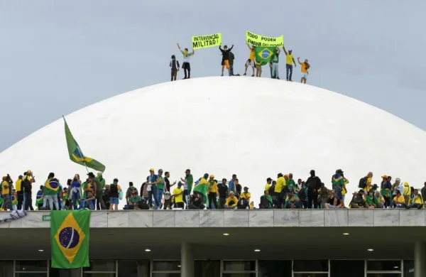 Privrženci Bolsonara so v stilu Trumpovih podpornikov tako 
zasedli stavbo brazilskega kongresa