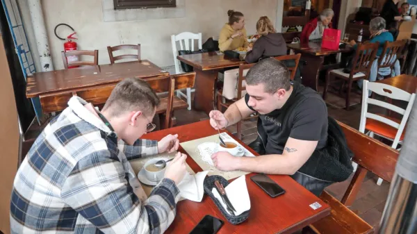 Gostinci so različno podražili cene študentskih obrokov.  