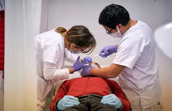  Iz zdravstvenih domov  sporočajo, da so tako  imenovane interventne ambulante za ljudi brez zdravnika le začasno  gašenje 
požara, a že takoj zbujajo  utemeljeno jezo  zaradi  plačila, ki  je v primerjavi z rednim delom  v stalnih ambulantah 
neprimerno boljše plačano. 