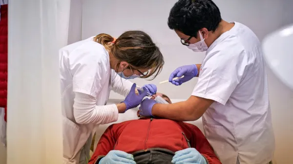  Iz zdravstvenih domov  sporočajo, da so tako  imenovane interventne ambulante za ljudi brez zdravnika le začasno  gašenje 
požara, a že takoj zbujajo  utemeljeno jezo  zaradi  plačila, ki  je v primerjavi z rednim delom  v stalnih ambulantah 
neprimerno boljše plačano. 