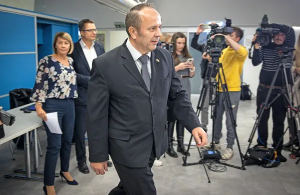 Policija je ugotovila, da ob napadu na poslanca SDS Branka Grimsa 
oktobra lani ni prišlo do fizičnega stika med njim in napadalcem.