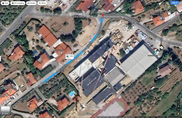 V času trajanja del bo promet na odseku ceste mimo šole proti 
vrtcu potekal izmenično enosmerno, prednost bodo imeli vozniki, 
ki bodo prihajali iz smeri ceste, ki vodi proti Tinjanu.